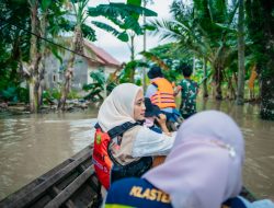 Tinjau Lokasi Banjir di Sragi, dr. Jihan Naik Perahu di Jalan Aspal yang Jadi Sungai