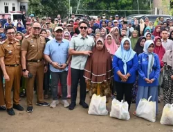 Pj Sekda Dampingi Bupati Terpilih Salurkan Bantuan Korban Banjir di Sragi