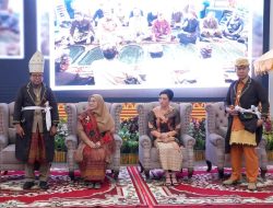 Pj. Gubernur dan Istri Terima Gelar Adat dari MPAL