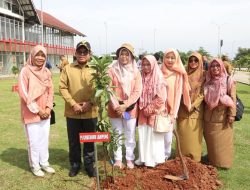 Jaga Keseimbangan Lingkungan, Pj. Gubernur Tanam Pohon di Ruas Tol Bakter