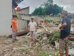 Agus Djumadi Tinjau dan Bantu Warga Terdampak Puting Beliung