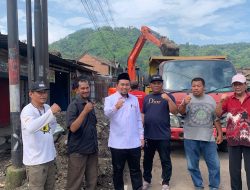 Ketua Fraksi PKS Tinjau Penyebab Banjir Pidada Bareng Kadis PU