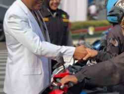 Polda Lampung Bagikan Suplemen Vitamin untuk Pengendara di Bundaran Tugu Adipura