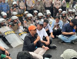 Terima Aspirasi Mahasiswa di Tengah Hujan Deras, Syukron Siap Kawal Kebijakan Bidang Pendidikan