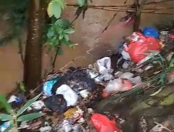 Tumpukan Sampah Jadi Ancaman Banjir di Perbatasan Desa Fajar Baru dan Karang Sari