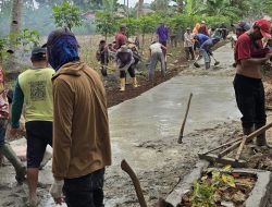 Rangkul Masyarakat, Aleg PDIP Deris Perbaiki Jalan di Desa Negerikaton