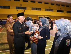 Gubernur Serahkan SK Perpanjangan Tenaga Kontrak di Masa Transisi Penataan Pegawai