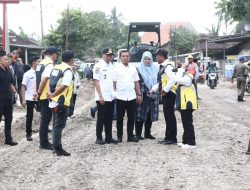 Wujud Nyata Komitmen Pemerintah Bangun Infrastruktur, Gubernur Awali Perbaikan Jalan di Pringsewu
