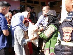 Sepulang Retreat, Walikota Eva Bagikan Bantuan untuk Korban Banjir