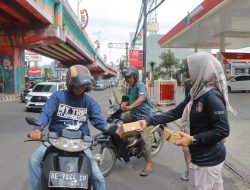 Berbagai Takjil, Cara Polwan Ditreskrimum Polda Lampung Pererat Hubungan dengan Masyarakat