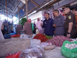 Blusukan di Pasar, Bupati Riyanto Tinjau Stok dan Harga Kebutuhan Pokok