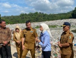 Bupati Dendi Dampingi Wakil Ketua Komisi XII DPR RI Putri Zulkifli Hasan Tinjau TPA Gedong Tataan