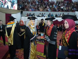 Kisah Inspiratif Lulusan Terbaik Program Doktor, Dian Vio Septiana: Belajar tak Kenal Usia