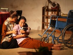 Teater Kurusetra UKMBS Unila Pentaskan Kisah Inspiratif “Ratna Indraswari Kunang-Kunang”
