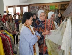Lampung Dapat Kehormatan, Ketua Umum IAD Kunjungi Dekranasda dan Apresiasi Wastra Lokal
