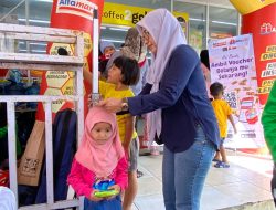 Para Ibu dan Balita Antusias Ikuti Layanan Kesehatan Alfamart Sahabat Posyandu – Sweety