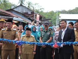 BRI Kanca Liwa Serahkan CSR Pembangunan Gapura dan Tenda UMKM