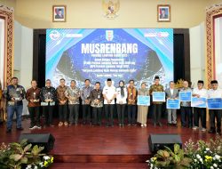 Rektor Unila Terima Penghargaan atas Kolaborasi dalam Penyusunan RPJMD Lampung 2025–2029