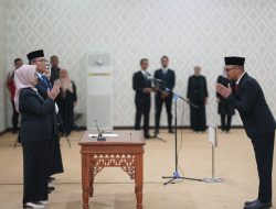 Rektor Unila Lantik dan Ambil Sumpah Jabatan Tiga Pejabat Baru