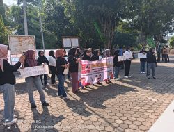 Emak-Emak Desak Pemerintah Tangani Kasus Bullying di SMPN 19 Pesawaran