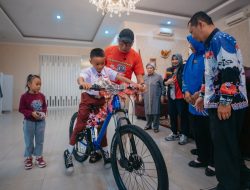 Aksi Viral Raihan Panjat Tiang Bendera, Gubernur Mirza Beri Hadiah Sepeda hingga Tabungan