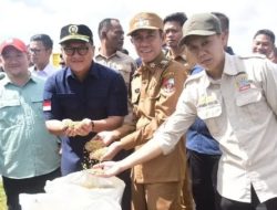 Ketua DPRD Hadiri Panen Raya Serentak Dukung Program Swasembada Pangan