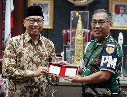 PUSPOM AD Anugerahi Gubernur Warga Kehormatan dan Pin Emas Polisi Militer
