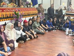 Ketua DPRD Ria Hartini Sambut Ribuan Massa Pendemo