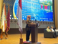 Rektor Unila Narasumber Simposium Nasional Kependudukan 2025 di UNP