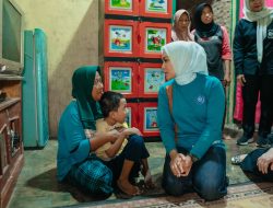 Wulan Mirza Kunjungi Bocah Penderita Gizi Buruk di Natar: “Kita Dampingi Sampai Sembuh”