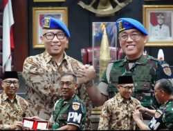 PUSPOM AD Anugerahi Gubernur Mirza Warga Kehormatan dan Pin Emas Polisi Militer