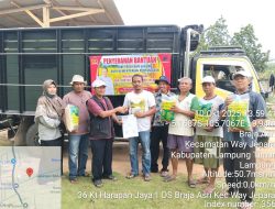 I Ketut Suwendra Serahkan Bantuan Bibit Padi Inpari 32 ke Poktan di Lampung Timur