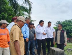 I Ketut Suwendra Tinjau Kerusakan Saluran Irigasi di Way Kanan