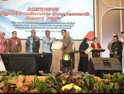 Sekdaprov Lampung Raih Penghargaan Sekda Terbaik Kategori Vision Pada ASKOMSI Digital Leadership Government Award 2025