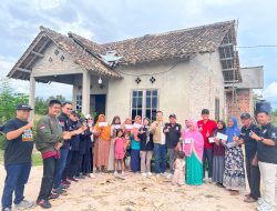 Angin Kencang Terjang Candipuro, PI-One Chapter Krakatau Turun Tangan Salurkan Bantuan