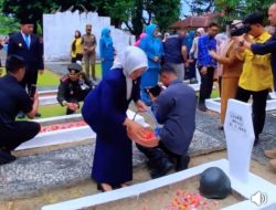 Ketua DPRD Lamsel Ziarah ke Makam Pahlawan Radin Inten II
