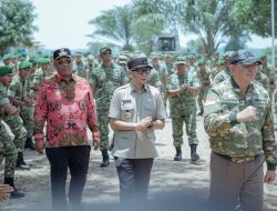 Gubernur–Menhan Tinjau Yonif 848