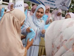 TP PKK–DWP Turun ke Jalan, Bagikan 700 Paket Takjil di Depan Mahan Agung
