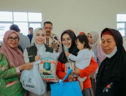 Ketua TP PKK Lampung Serahkan Bansos dan Tinjau Anak Berisiko Stunting