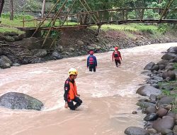 DUA MAHASISWI TERSERET ARUS, SAR SISIR SUNGAI BATU PUTU