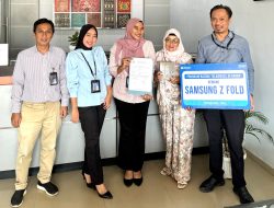 BRI Kanca Tulang Bawang Serahkan Samsung Galaxy Z Fold kepada Warga Mesuji